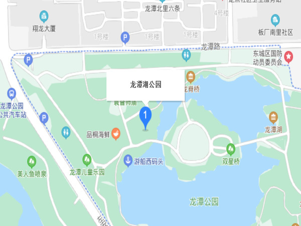 龍?zhí)逗?>龍?zhí)逗?，位于北京市東城區(qū)外城東南隅，龍須溝流經(jīng)此地，故命名為“龍?zhí)逗?rdquo;。為古高梁河穿過(guò)的地區(qū)，屬海河流域北運(yùn)河支流通惠河支流護(hù)城河水系。因明圍筑外城墻的窯坑積水形成，中華人民共和國(guó)建國(guó)后，疏挖成三處湖面，面積44.3萬(wàn)多平方米，并于1980年代建成大型河湖公園（龍?zhí)逗珗@、北京游樂(lè)園、龍?zhí)段骱珗@）。也是南城雨水的調(diào)蓄湖泊</ul></div>
<div   id=